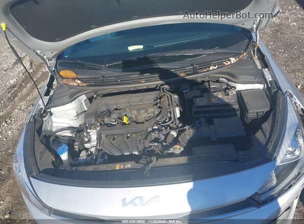 3KPA24AD1NE495413 2022 KIA RIO Серебряный Вид сзади