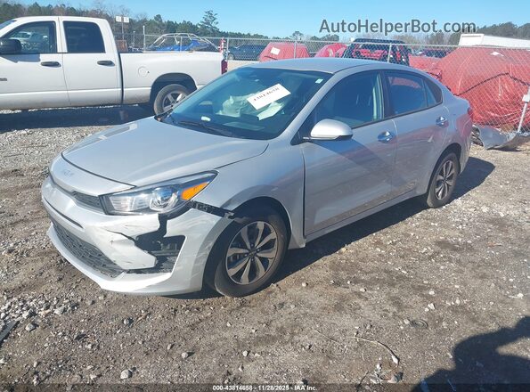 3KPA24AD1NE495413 2022 KIA RIO Серебряный Передняя левая четверть