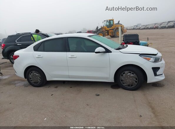 3KPA24AD3NE433785 2022 KIA RIO White Вид задньої частини салону