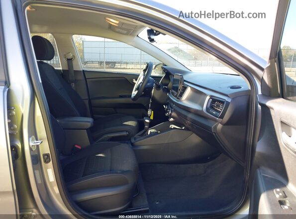 3KPA24AD4NE433570 2022 KIA RIO Gray Front interior view