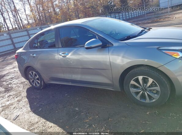 3KPA24AD4NE433570 2022 KIA RIO Gray Rear interior view