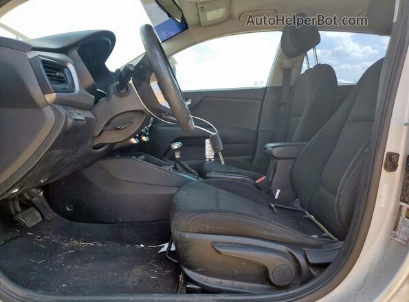 3KPA24AD5LE322670 2020 KIA RIO Silver Widok wnętrza z przodu