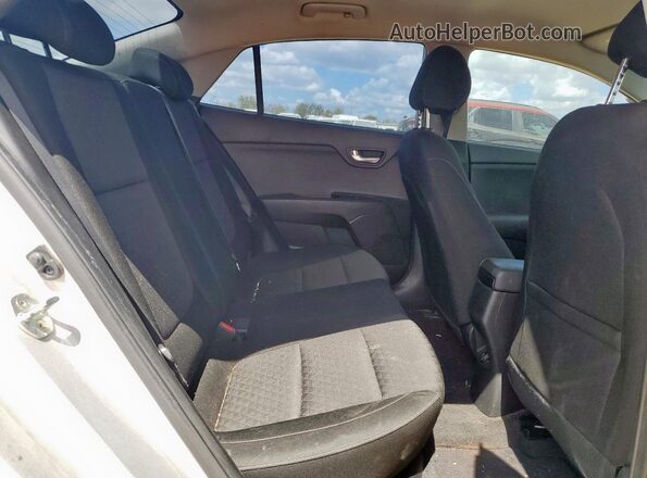 3KPA24AD5LE322670 2020 KIA RIO Silver Widok tylnych siedzeń