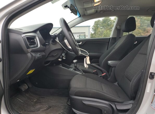 3KPA24AD7LE336635 2020 KIA RIO Silver Вид салону спереду