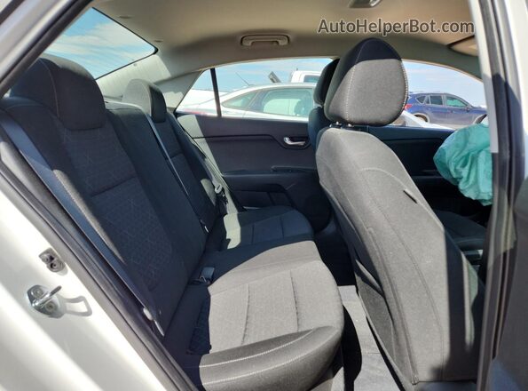 3KPA24AD8NE486840 2022 KIA RIO White Widok tylnych siedzeń