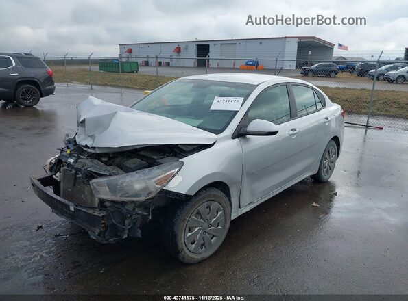 3KPA24ADXLE296602 2020 KIA RIO Silver Առջևի ձախ երեք քառորդ տեսարան