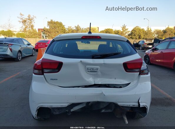 3KPA25AD3PE628908 2023 KIA RIO 5-DOOR White Widok z przodu