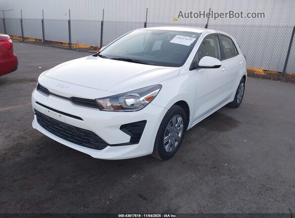 3KPA25AD3PE628908 2023 KIA RIO 5-DOOR White Przód lewy
