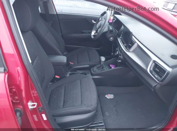 3KPA25AD5PE596348 2023 KIA RIO 5-DOOR Red Widok wnętrza z przodu