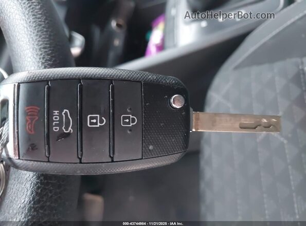 3KPA25AD5PE596348 2023 KIA RIO 5-DOOR Red Widok deski rozdzielczej