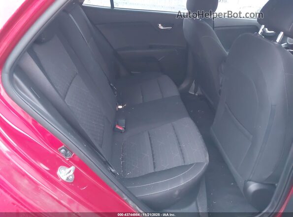 3KPA25AD5PE596348 2023 KIA RIO 5-DOOR Red Widok naklejki z numerem VIN