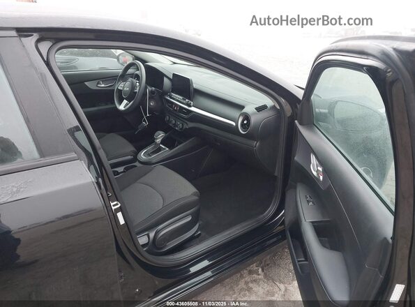 3KPF24AD1NE475586 2022 KIA FORTE Black Front interior view