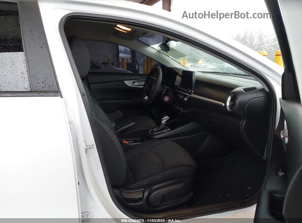 3KPF24AD3NE474813 2022 KIA FORTE White Vista interior delantera