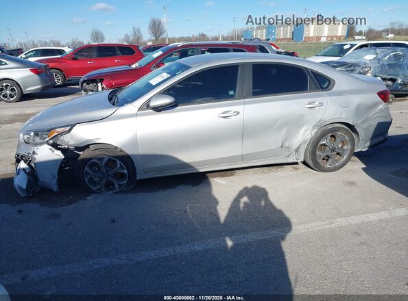 3KPF24AD4LE221528 2020 KIA FORTE Серебряный Вид спереди