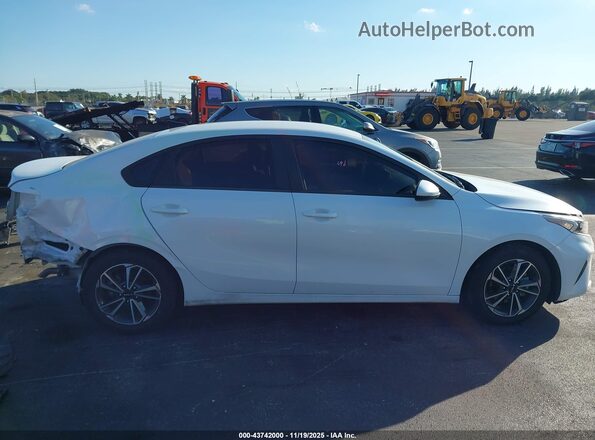 3KPF24AD5NE460556 2022 KIA FORTE White Widok wnętrza 360 stopni