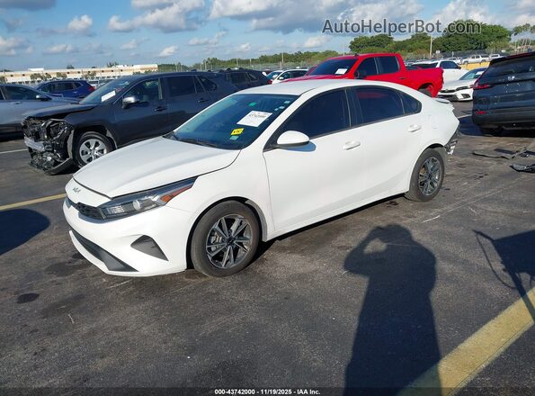 3KPF24AD5NE460556 2022 KIA FORTE White Przód lewy