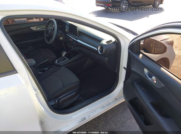 3KPF24AD5NE460556 2022 KIA FORTE White Widok wnętrza z przodu