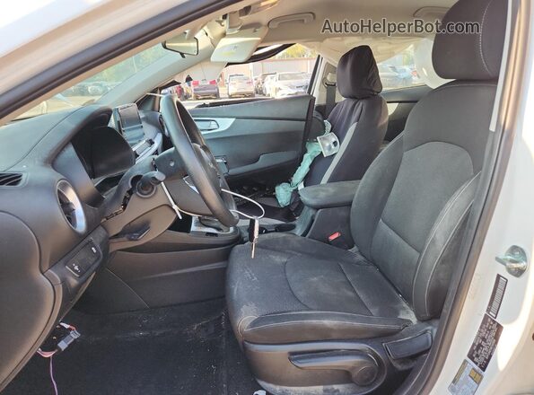 3KPF24AD5NE503888 2022 KIA FORTE Белый Вид салона спереди