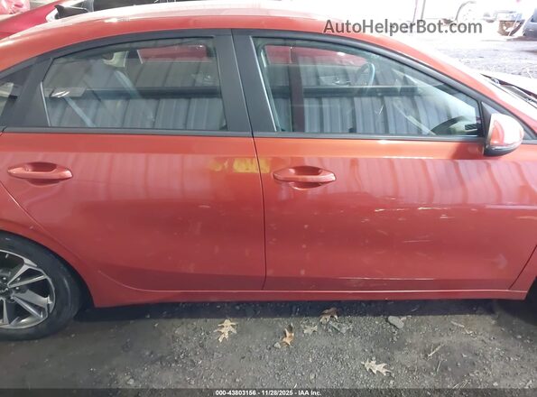 3KPF24AD7NE417353 2022 KIA FORTE Orange Rear interior view