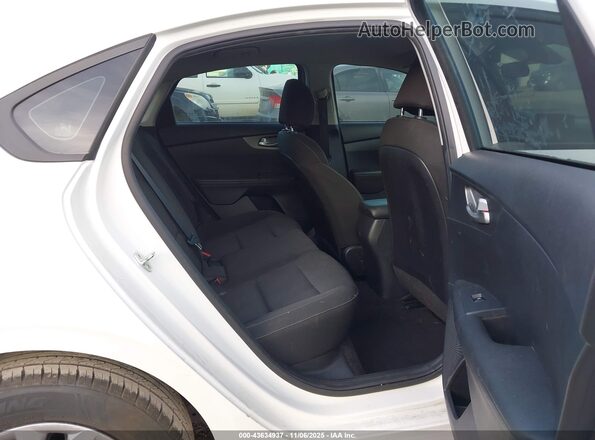 3KPF24AD8ME275948 2021 KIA FORTE White 
