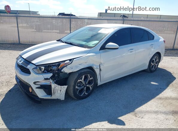 3KPF24AD8ME335131 2021 KIA FORTE White წინა მარცხენა ხედი სამი მეოთხედიდან