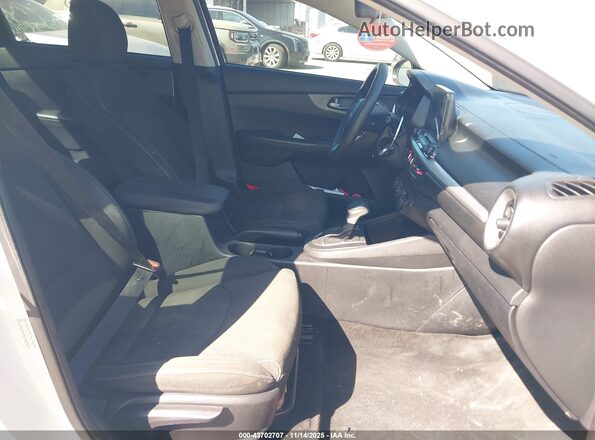 3KPF24AD8ME335131 2021 KIA FORTE White წინა სალონის ხედი