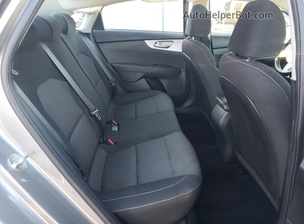 3KPF24ADXPE552135 2023 KIA FORTE Silver Widok tylnych siedzeń