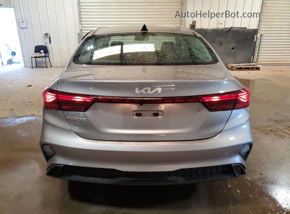 3KPF24ADXPE552135 2023 KIA FORTE Silver Widok z tyłu