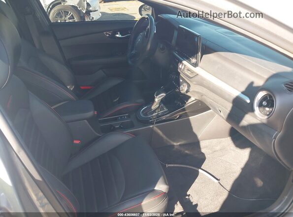 3KPF44AC3NE477485 2022 KIA FORTE Gray Front interior view