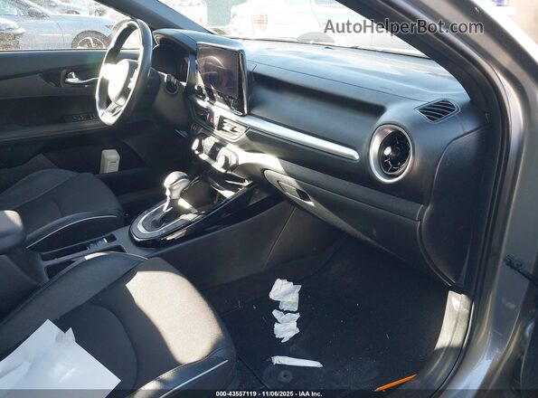 3KPF54AD0NE477739 2022 KIA FORTE Gray Вид салону спереду