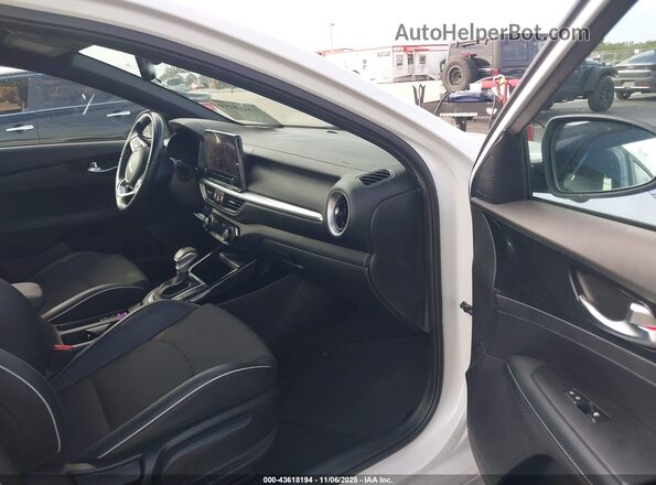 3KPF54AD1NE469746 2022 KIA FORTE White Widok wnętrza z przodu