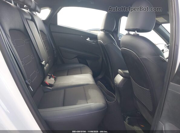 3KPF54AD1NE469746 2022 KIA FORTE White Widok naklejki z numerem VIN