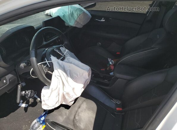 3KPF54AD7NE504189 2022 KIA FORTE White Widok deski rozdzielczej