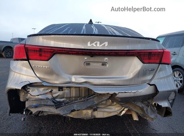 3KPF54AD7NE504533 2022 KIA FORTE Silver Widok z przodu