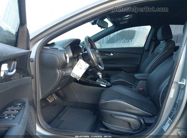 3KPF54AD7NE504533 2022 KIA FORTE Silver Widok wnętrza z przodu