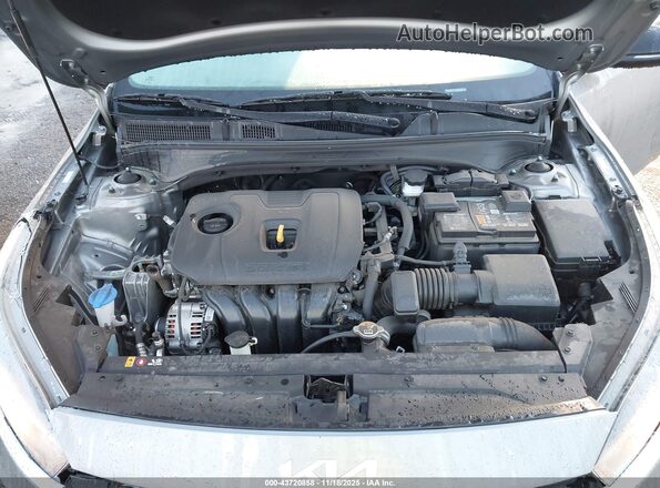 3KPF54AD7NE504533 2022 KIA FORTE Silver Widok z tyłu