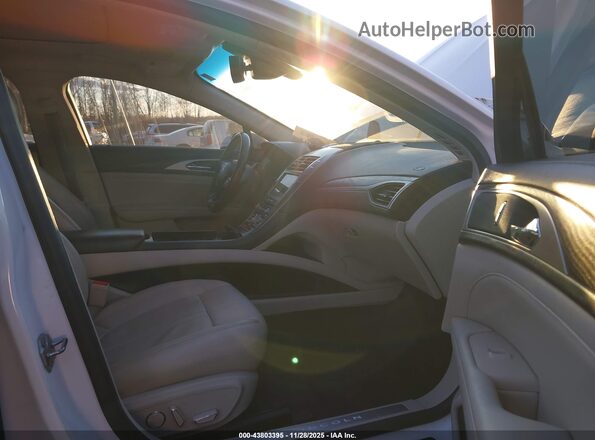 3LN6L5LU2JR608855 2018 LINCOLN MKZ HYBRID White Front interior view