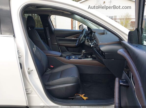 3MVDMBDM2RM675517 2024 MAZDA CX-30 White Front interior view