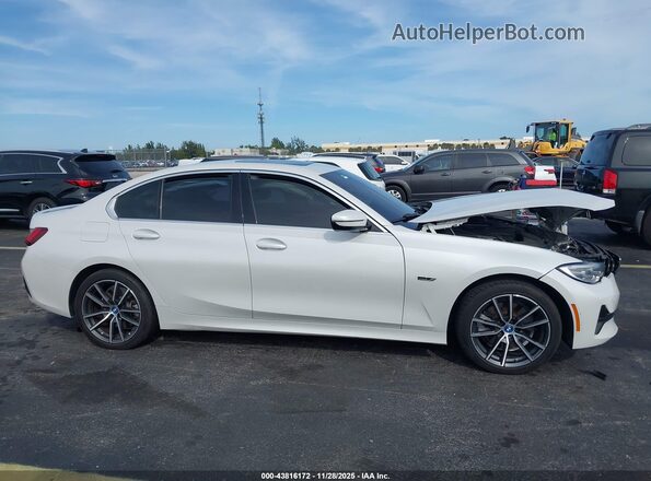 3MW5P7J00N8C65682 2022 BMW 3 SERIES White Rear interior view