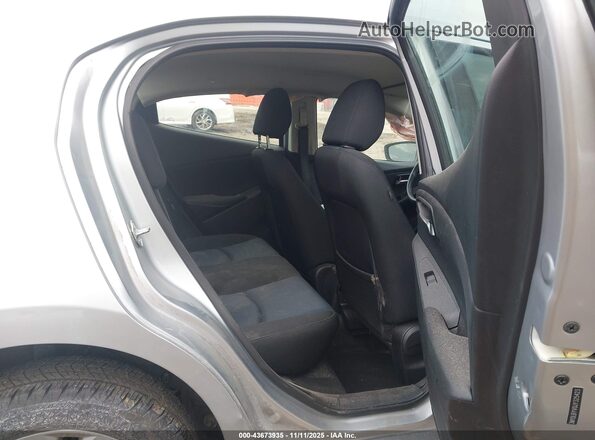 3MYDLBYV0JY325423 2018 TOYOTA YARIS IA Silver VIN կոդի պիտակի տեսք