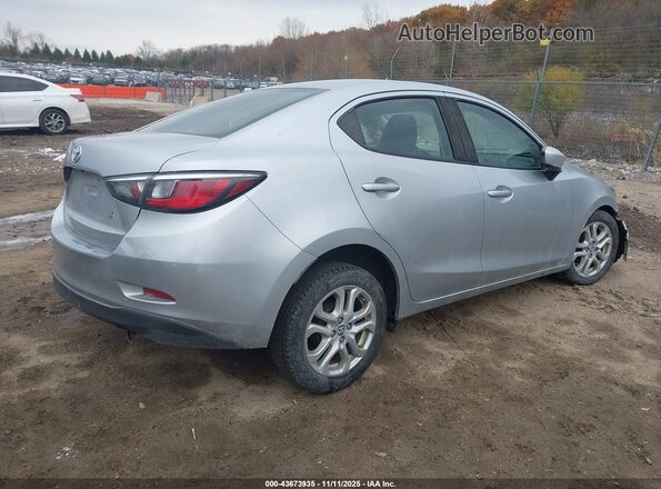 3MYDLBYV0JY325423 2018 TOYOTA YARIS IA Silver Հետևի աջ