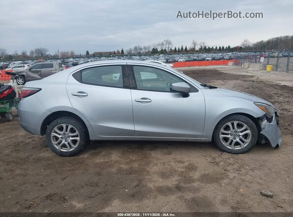 3MYDLBYV0JY325423 2018 TOYOTA YARIS IA Silver Սալոնի հետևի տեսք