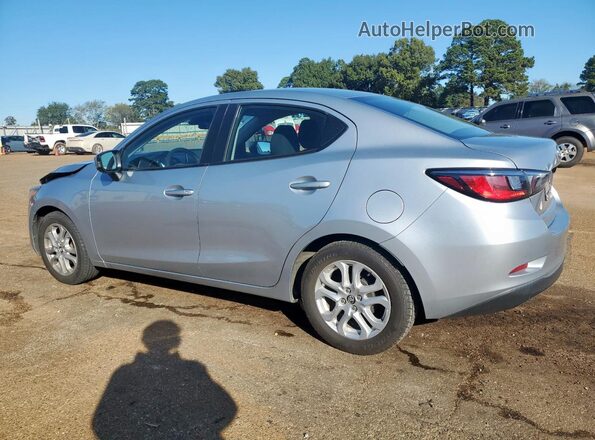 3MYDLBYV1JY300644 2018 TOYOTA YARIS Silver Tył lewy