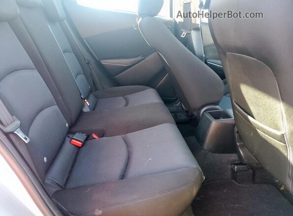 3MYDLBYV1JY300644 2018 TOYOTA YARIS Silver Widok tylnych siedzeń