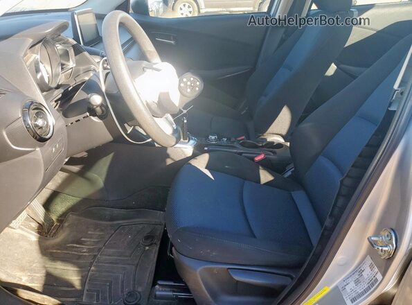 3MYDLBYV1JY300644 2018 TOYOTA YARIS Silver Widok wnętrza z przodu