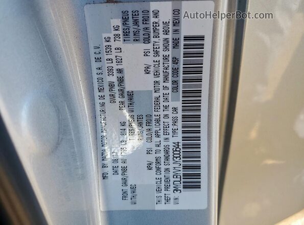 3MYDLBYV1JY300644 2018 TOYOTA YARIS Silver Widok komory silnika