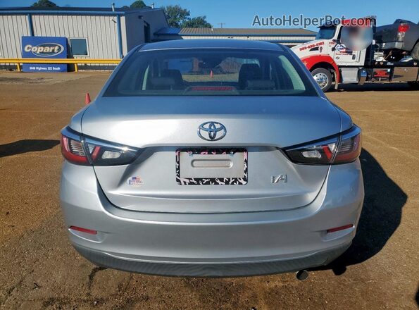 3MYDLBYV1JY300644 2018 TOYOTA YARIS Silver Widok z tyłu