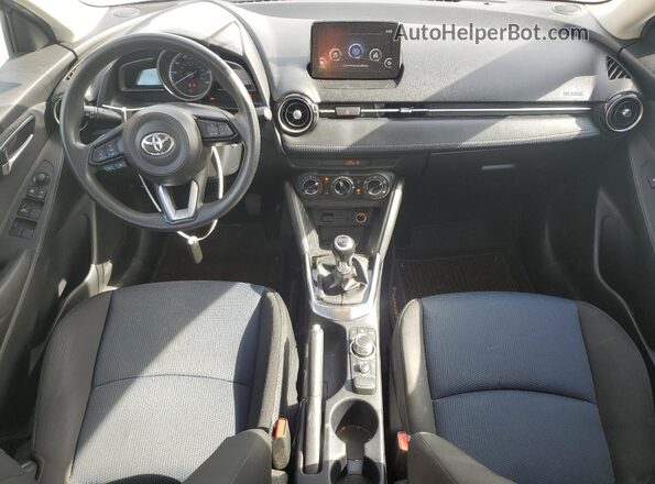 3MYDLBYV1KY504586 2019 TOYOTA YARIS White წინა პანელის ხედი