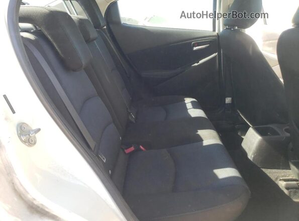 3MYDLBYV2HY157570 2017 TOYOTA YARIS Белый Вид задних сидений
