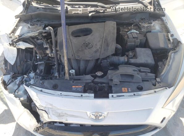 3MYDLBYV2HY157570 2017 TOYOTA YARIS Белый Вид задней части салона